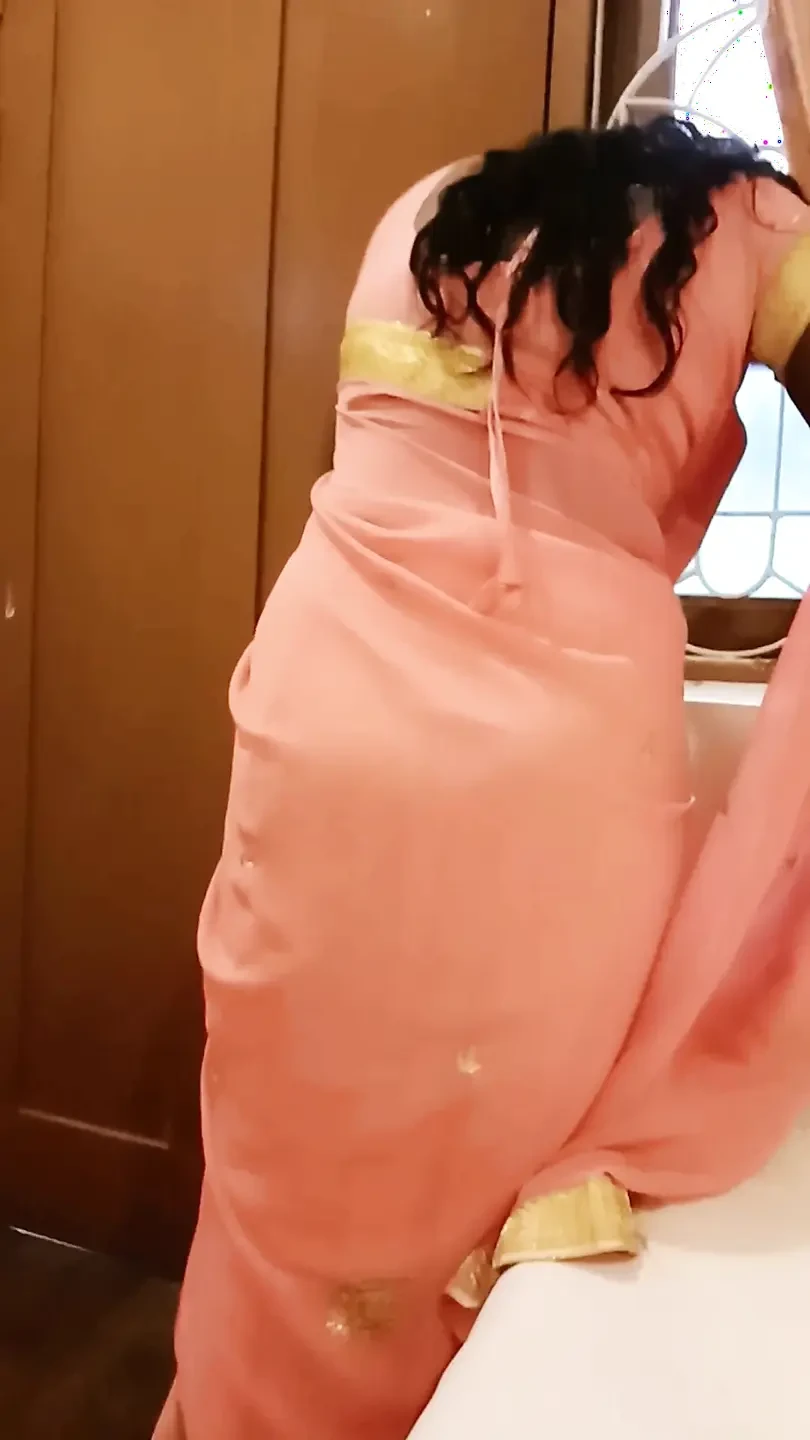 德西泰米尔人妻Renu的大屁股和阴户在纱丽酒店后被挑逗 - 绿帽男电影！Indianhotwifex