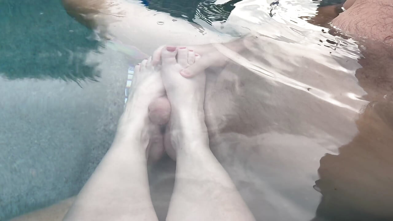 Footjob v bazénu s podvodním výstřikem
