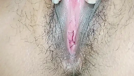 Oh.. Ya tuhan!! Istriku kencing di kamar. Ketika aku melihatnya, aku tertegun, dan kemudian aku berhubungan seks dengannya.