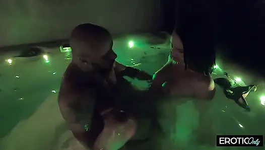 Er Spritzt Ihr Im Pool Ins Muschiloch