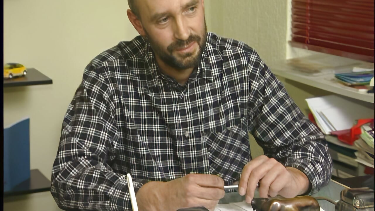 Zrela crvenokosa sekretarica sisa kurac pa jaše duboko