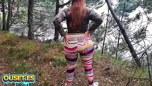 Atemberaubendes Mädchen mit riesigem Hintern wird im Busch von einem guten Schwanz gefickt