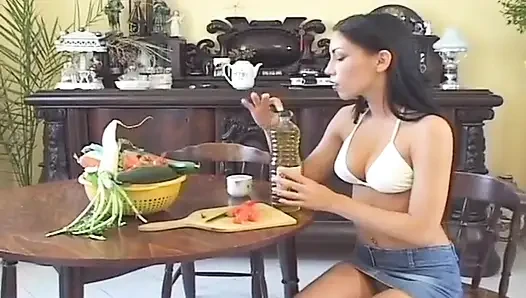Perfekte asiatische göttin nimmt es mit fettem schwanz auf