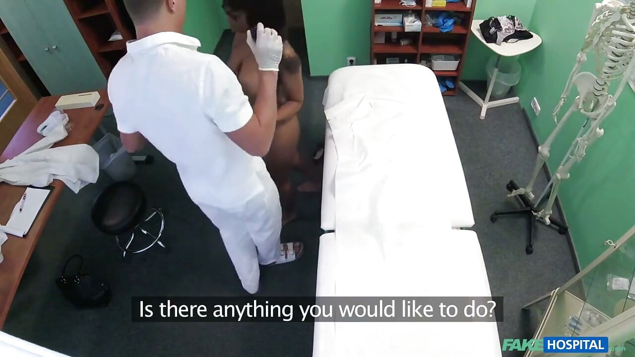 Fake Hospital - menina nerd peituda recebe um físico de seu top para sua buceta apertada