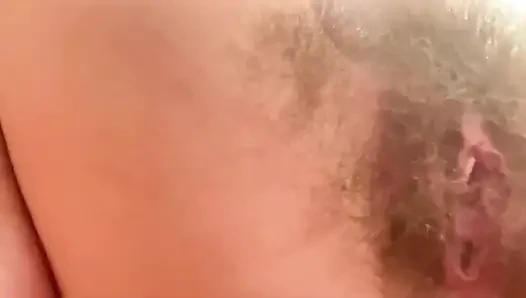 Duduk di wajahmu yang putus asa