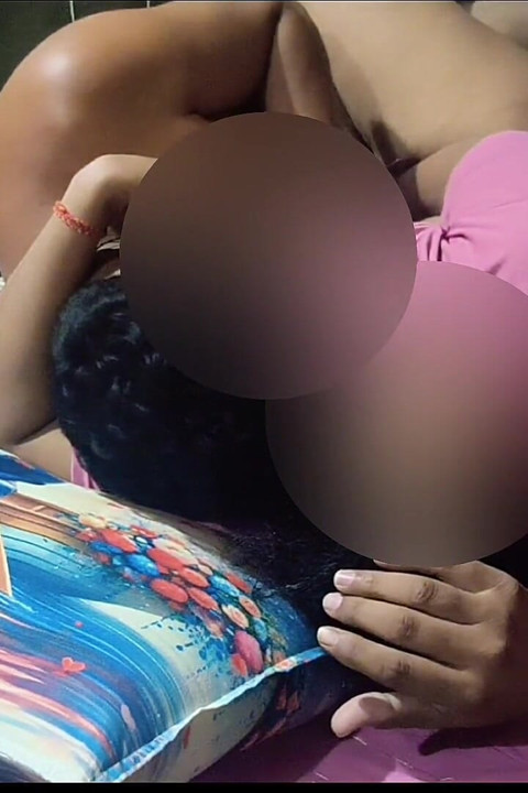 Kusum si kakak ipar india lagi mesra-mesraan sama pacarnya di kamar hot