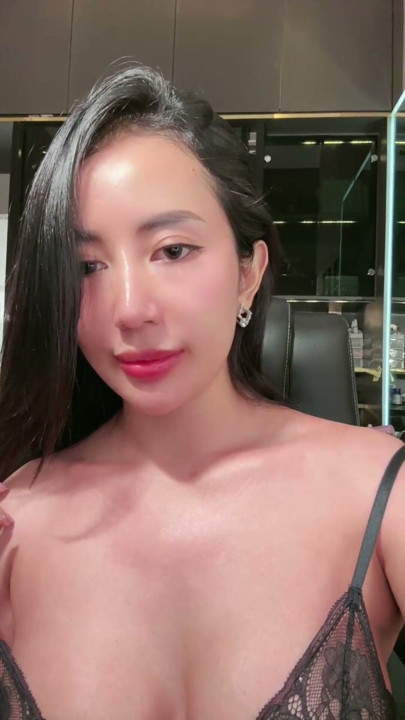 A BEAUTIFUL MODEL OF A BEAUTIFUL WEDDING DRESS | Clip 3