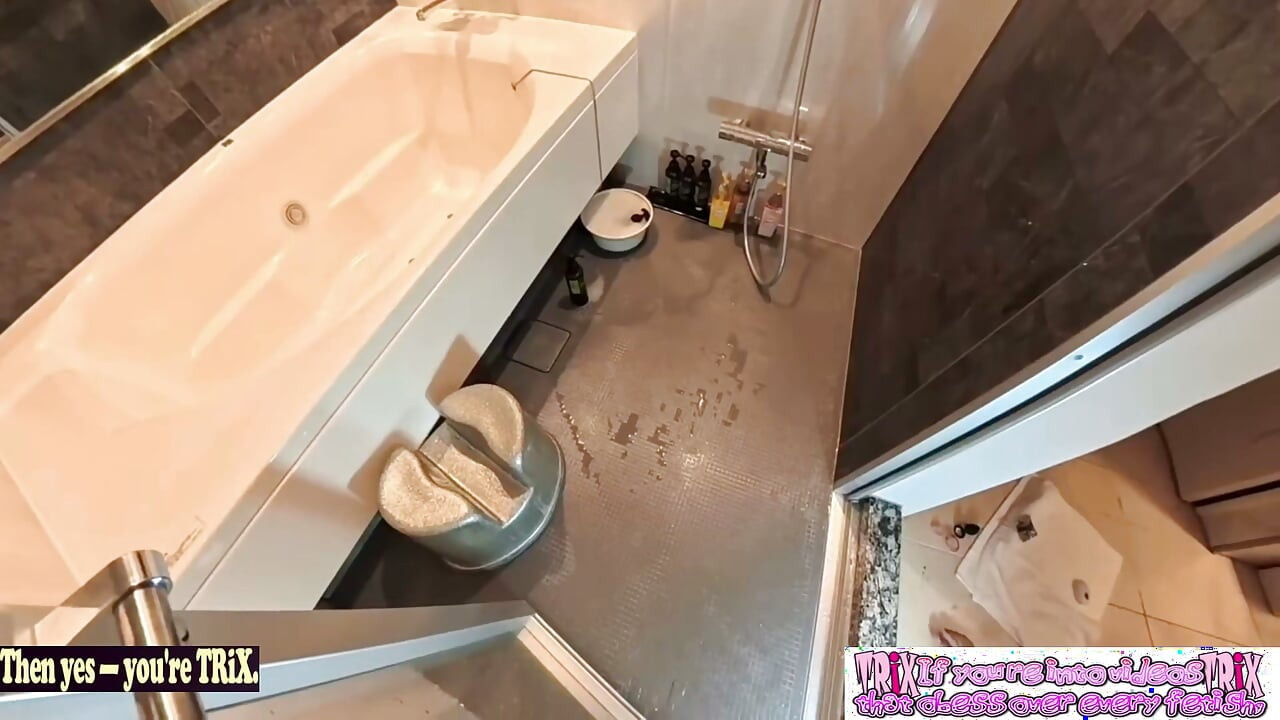 Plug anal électrique et perles, poussés à la limite. Jeu d’étirement profond, il s’en prend à tout !