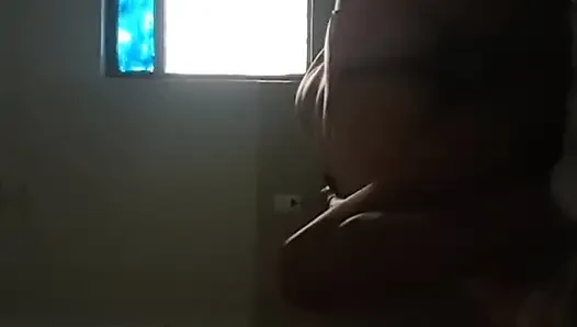 Eva lagi nggak tahan lagi, kami pergi ke motel murahan untuk ngentot