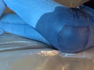 Spuszczanie się w jasnoniebieskich obcisłych dżinsach