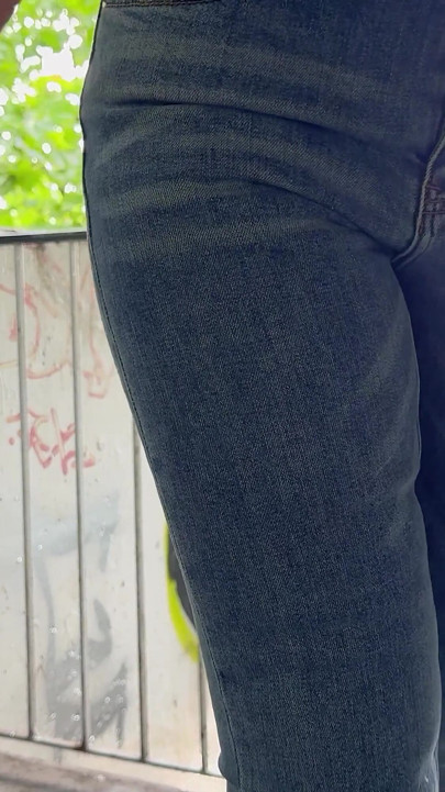 Pirang bergairah dengan celana jeans seks membiarkan orang asing masuk ke pantat di garasi parkir