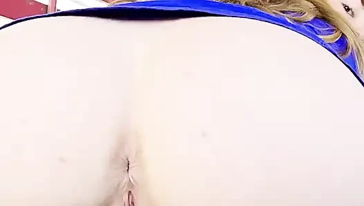 Рыжая показывает обнаженное тело во время ношения сексуальной рубашки