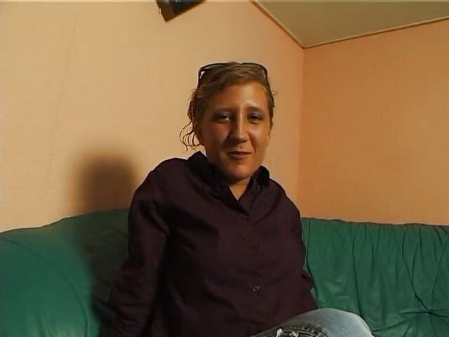 Blondine mit kleinen titten reibt und fingert beim casting ihre muschi