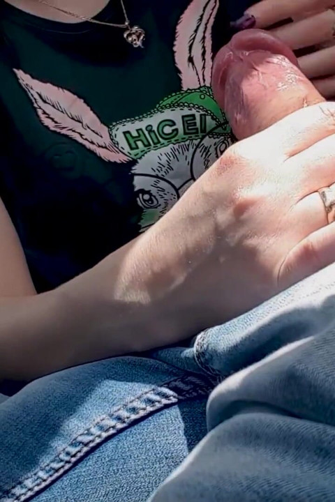 대학 졸업 후 차에서 의붓아버지를 빨아주는 섹시한 의붓딸