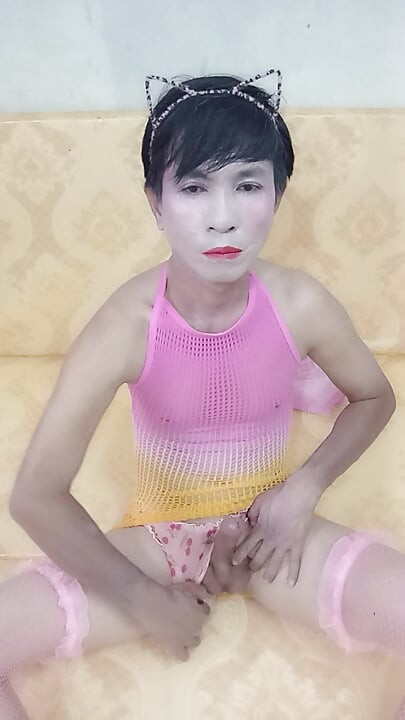 Transgênero Oanh Le usa roupas sensuais se masturbando e ejacula por todo o corpo