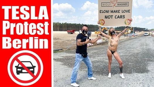 Manifestation à poil devant la Tesla Giga Berlin, tournage porno