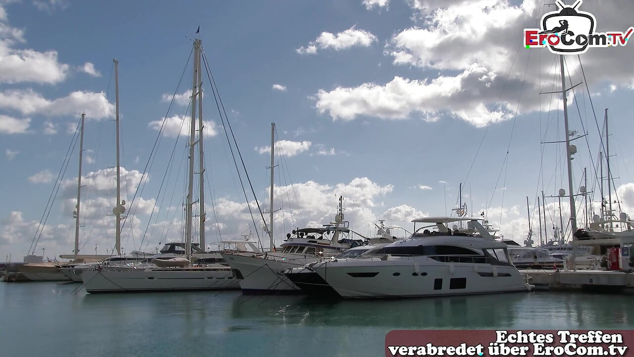 อมควยเยอรมันเอาท์ดอร์ของผู้หญิงสองคนในวันหยุดใน Mallorca