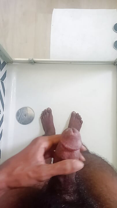 Jim se masturba em um Airbnb e explode uma enorme carga