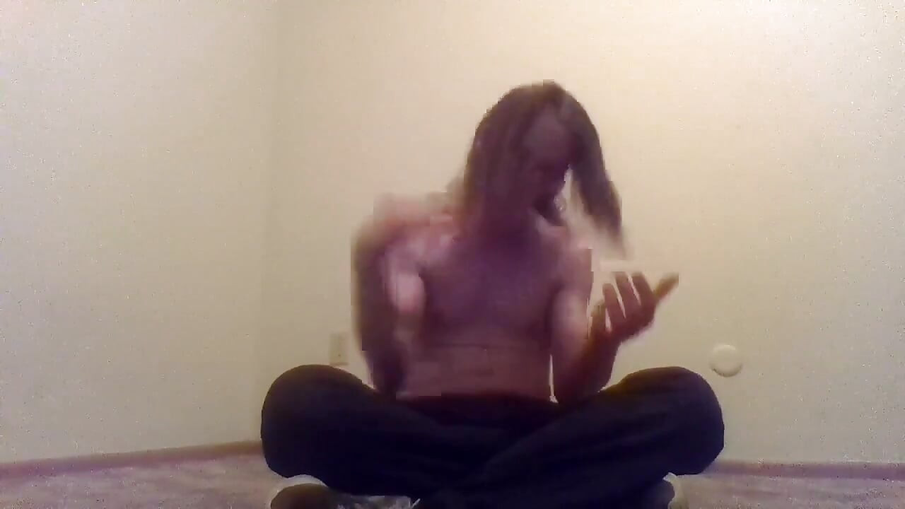 Topless transgirl escovando seu próprio cabelo