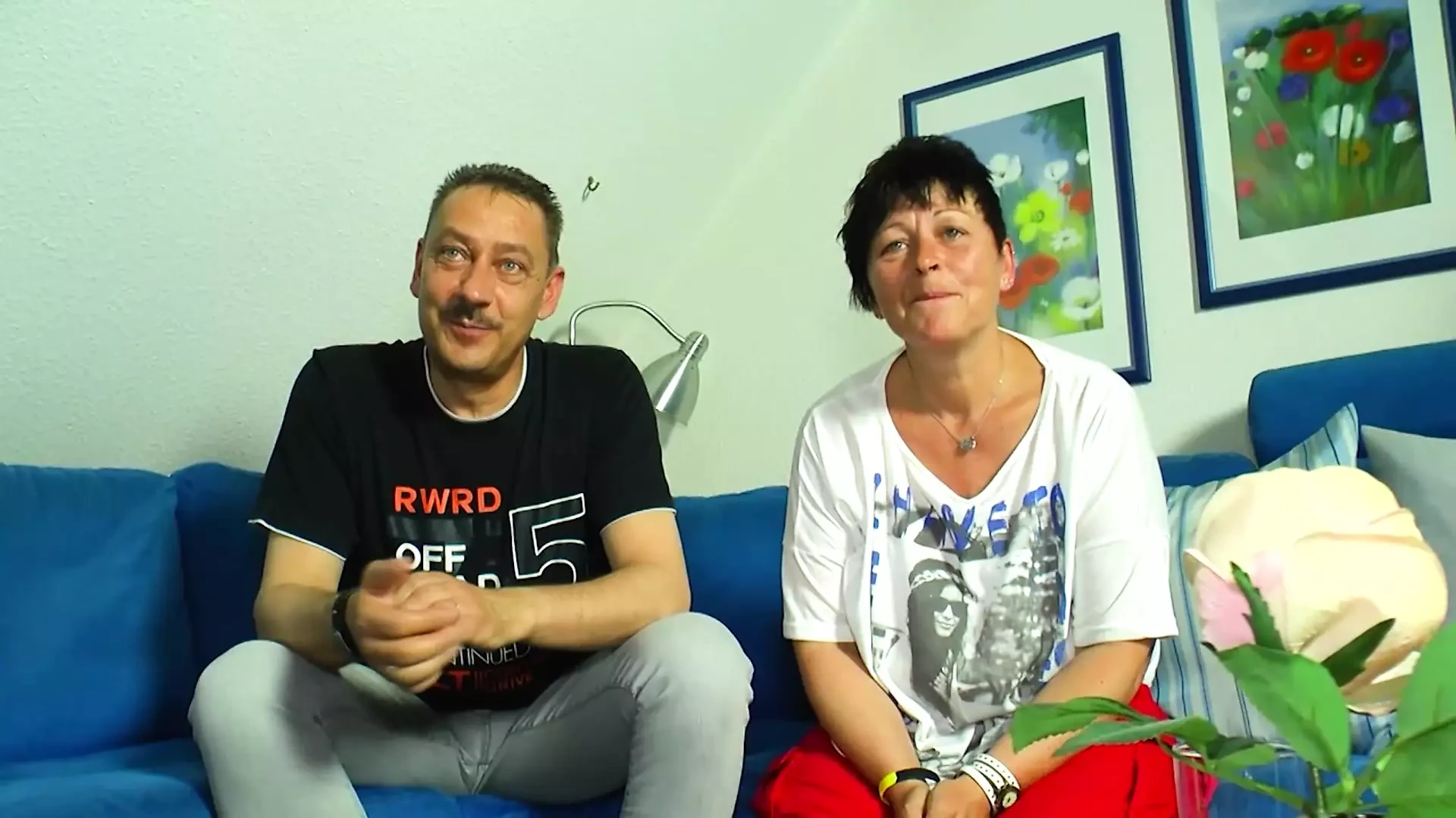 Anke neemt de pik mee naar binnen