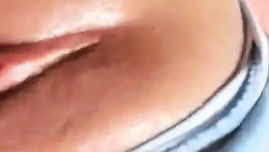 Cewek semok latina lagi asik masturbasi sampai muncrat