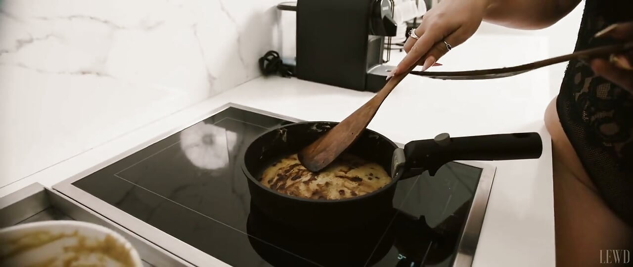 Elana Bunnz & Kali Roses Cooking Breakfast Gets Nasty