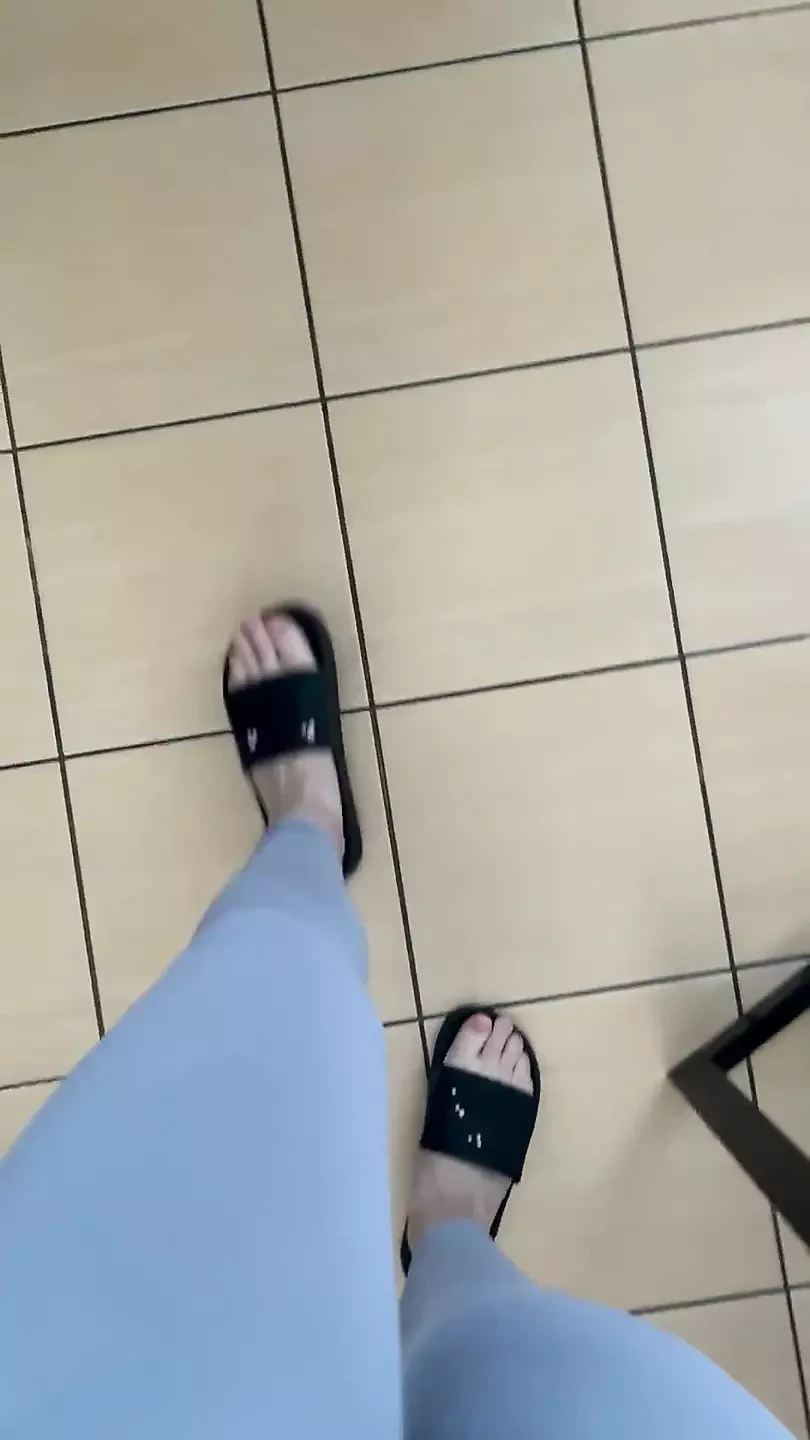 POV: ljudet av flip-flops när du går i grå leggings