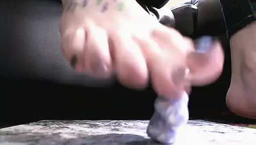 Easter Peep Crush. Uzun Ayak Parmakları Yemek Ezme, Ayak Ibadeti Yakın Çekim