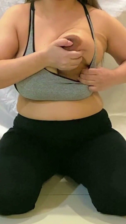 Güzel Kız Dar Tayt ve Spor Sütyen İçinde Büyük Meme Uçları ve Göğüsleriyle Oynayarak Seni Baştan Çıkarıyor | Klip 1