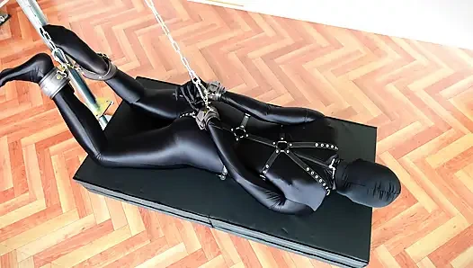 Она наслаждается позами БДСМ