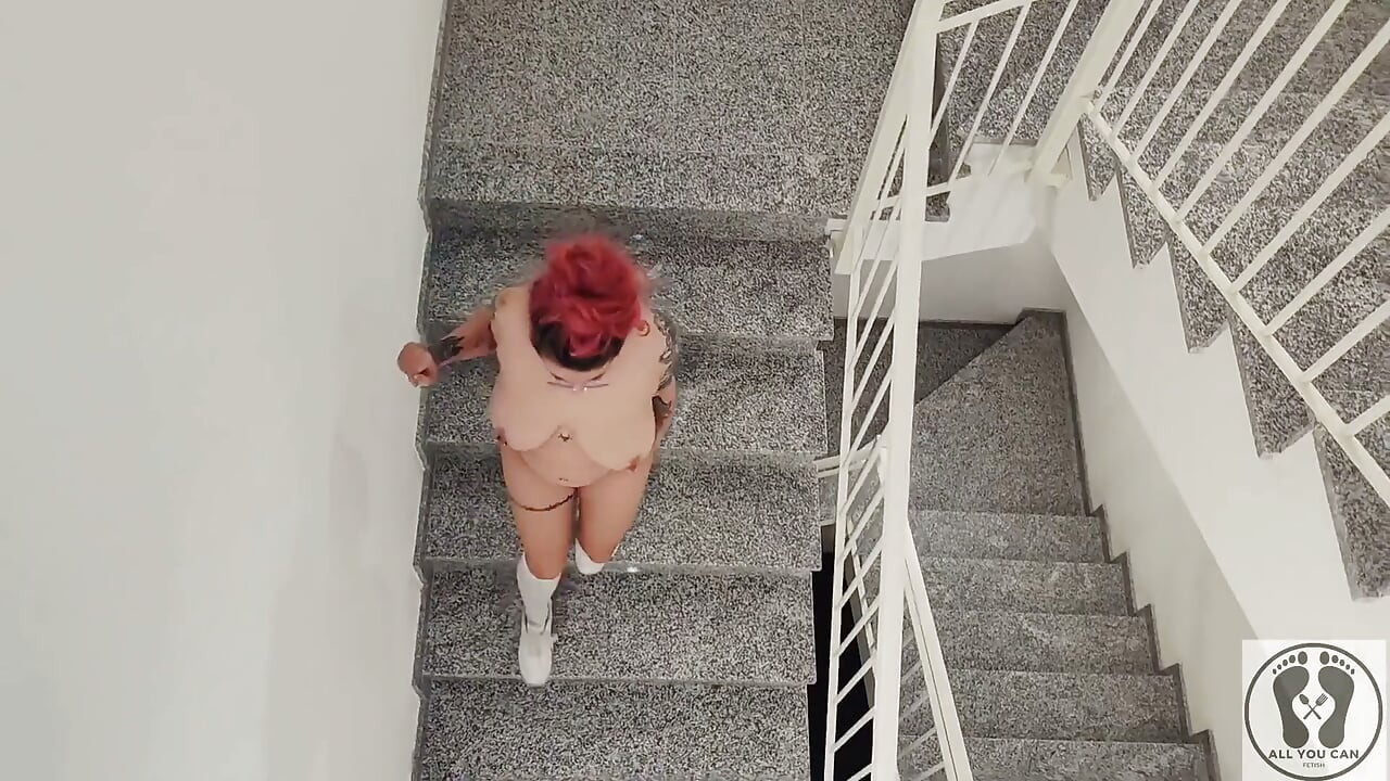 Risky Public Naked Chubby in the Building Pissing Outdoor