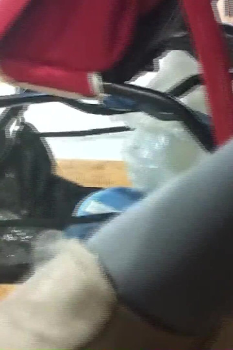 In der bar streichelt ich meinen mann mit meinen grauen ministiefeln