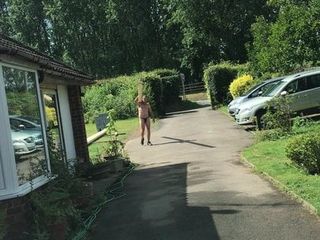 Gloucestershire nudistenbouwer die van de zon geniet