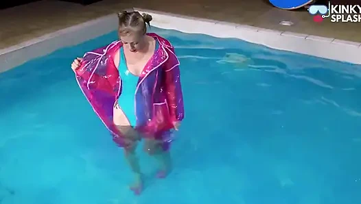 Schwimmen und spielen in Pvc Mac, latex und High Heels