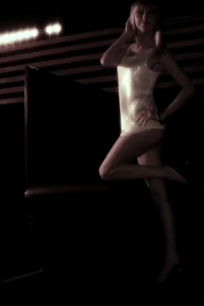 Dünnes mädchen fingert sich, nachdem sie beim fotoshooting geil wurde