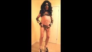 Morena transexual en micro falda de leopardo