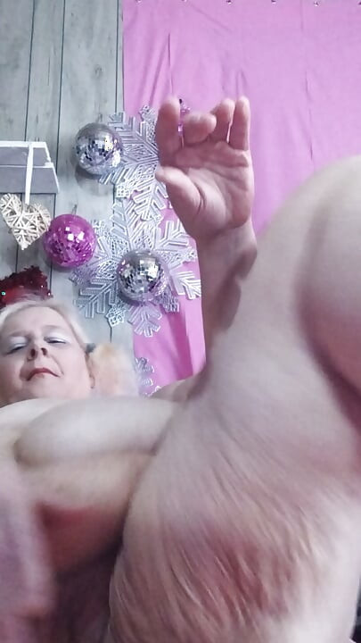 被指交手弄得湿透的阴户比她站得住的还要多