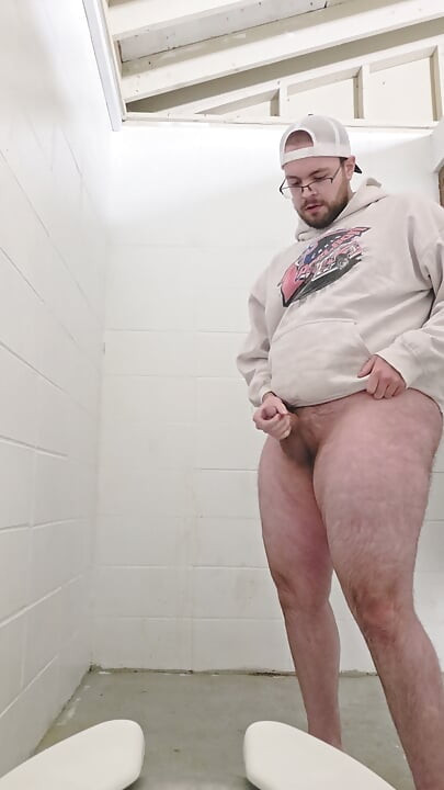 Mijando e batendo punheta em uma cabine de banheiro público