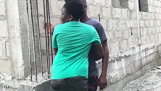 Belakang gedung untuk pacarnya