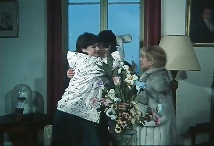 撕裂的內褲，臀部朝下的居民（1980）