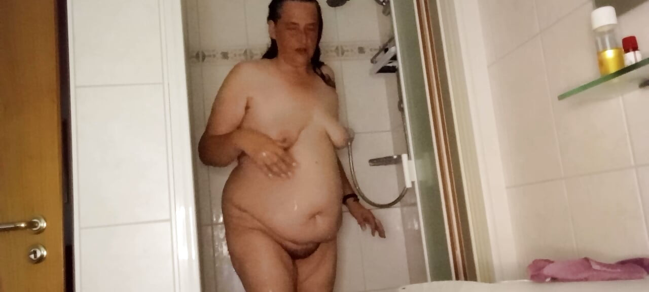 Masturbação a solo de uma BBW madura no chuveiro