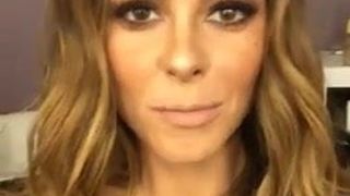 Maria Menounos mostra la sua scollatura