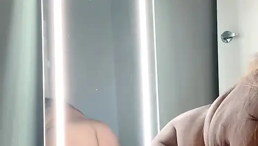 Bigdebbie binmeyi seviyor