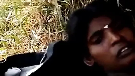 Południowoindyjska Tamil Desi dziewczyna zerżnięta przez nieznajomego.mp4