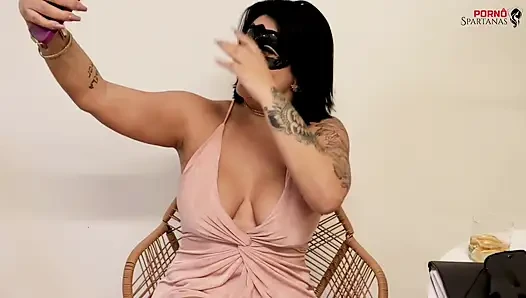Sıcak Milf Nerd Bakireliğini Alıyor