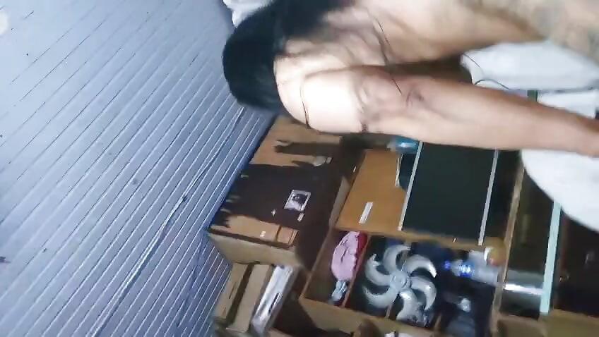 브루넷은 쿠거 위에 앉아서 절정에 이를 때까지 원했다