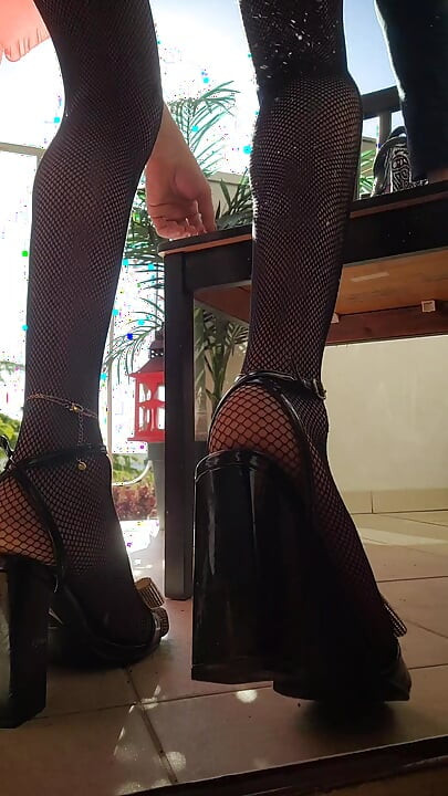 CAM4 VanessaBarbie (23ápr26) le Cul a L'air sur Balcon VaneSsaBiTCHx PariS ChienneTrvprod91