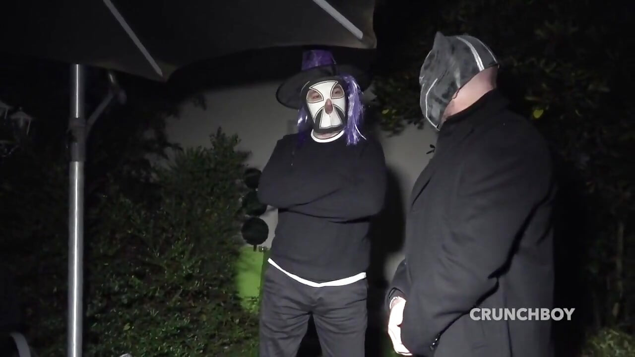 Dikongkek mentah untuk malam Halloween