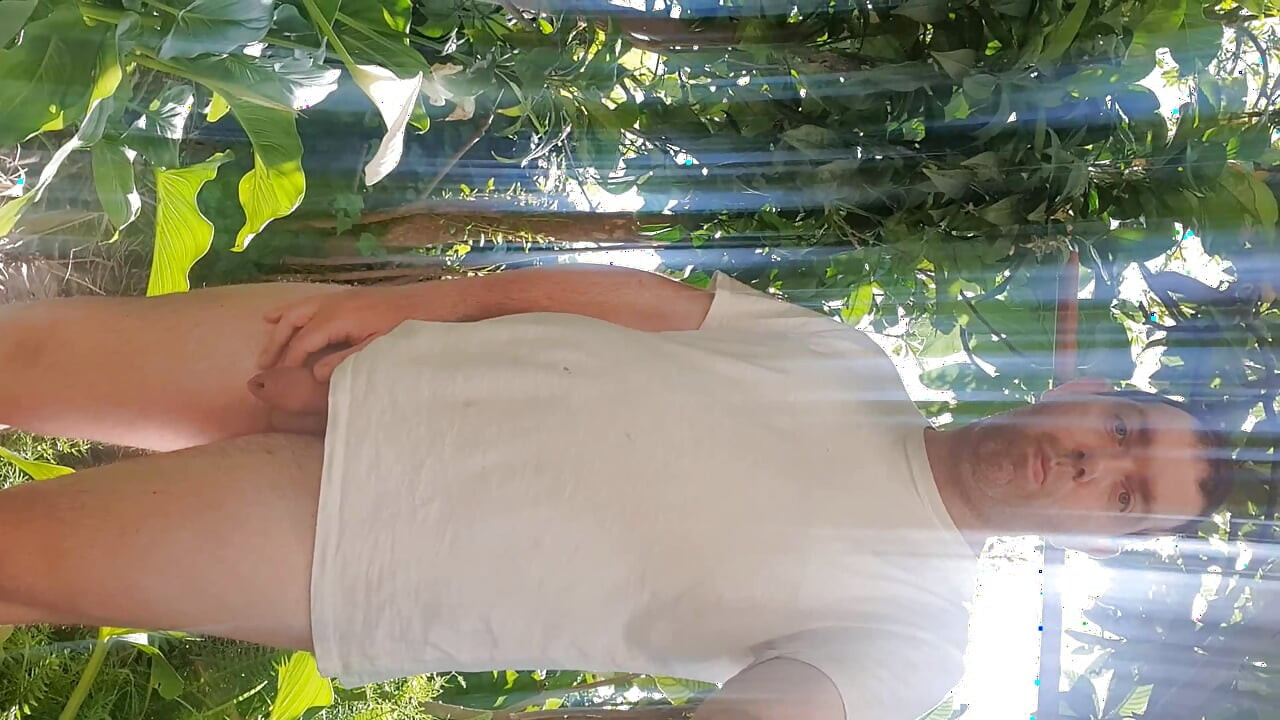 Estar completamente desnudo en el jardín
