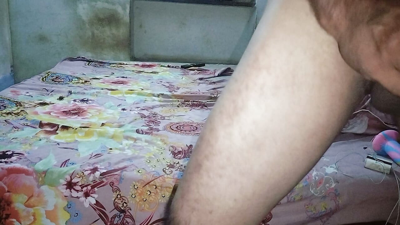 Χρησιμοποίησα ένα δονητή Dildo στο πούτσο μου και έκανα τον εαυτό μου να χύσει